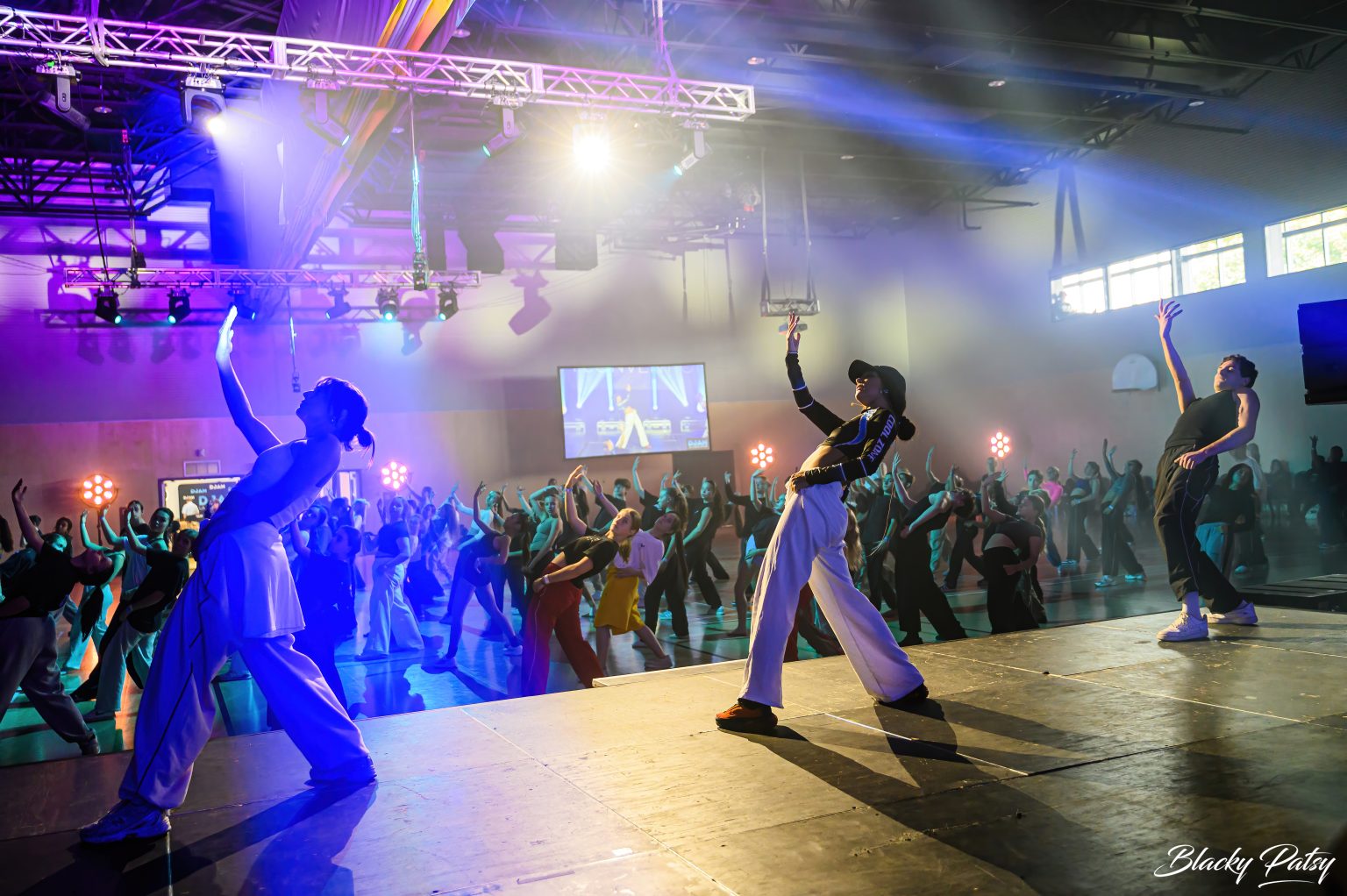 Une salle pleine de danseurs en classe