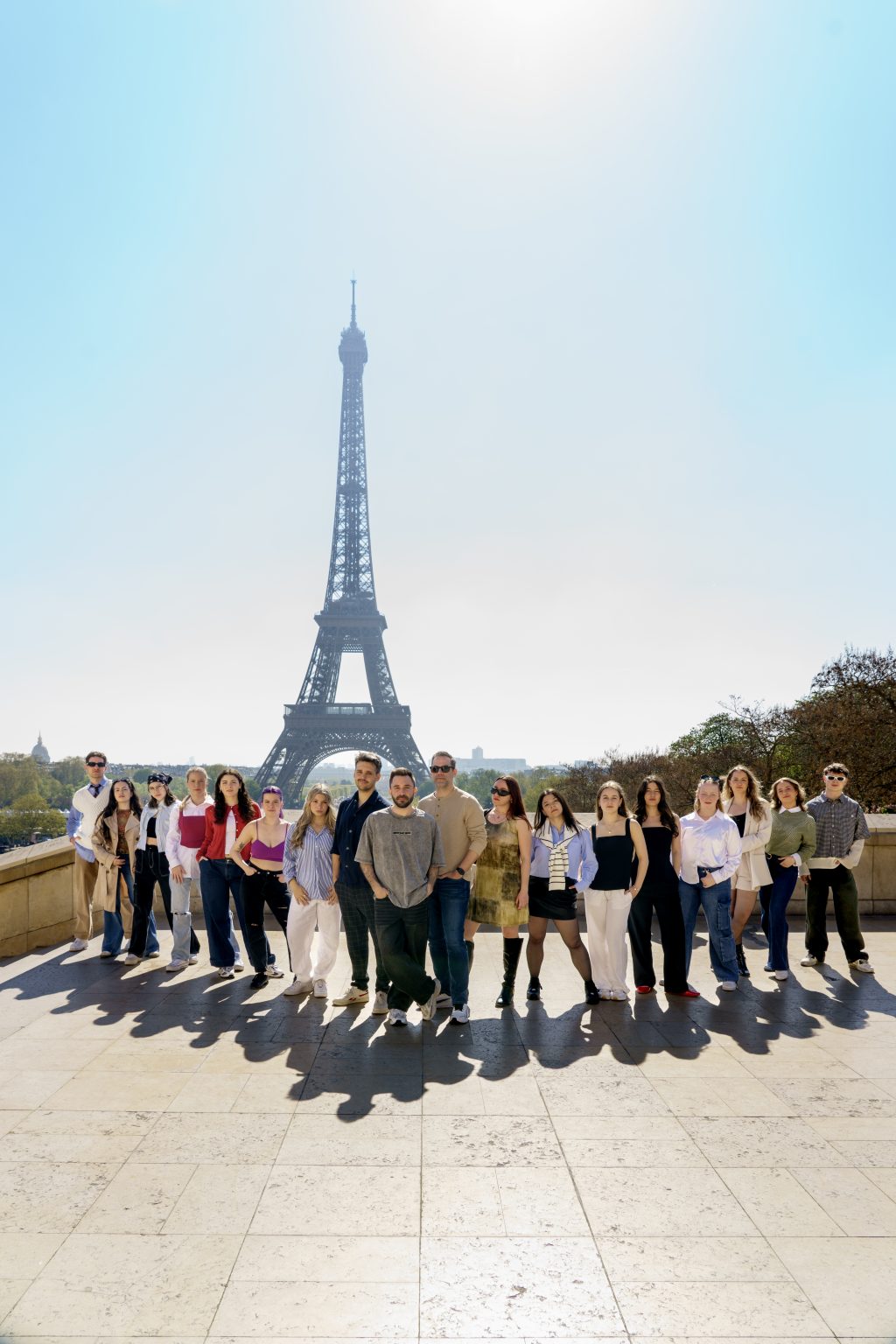 Les danseurs de DJAM la web série devant la tour Eiffel