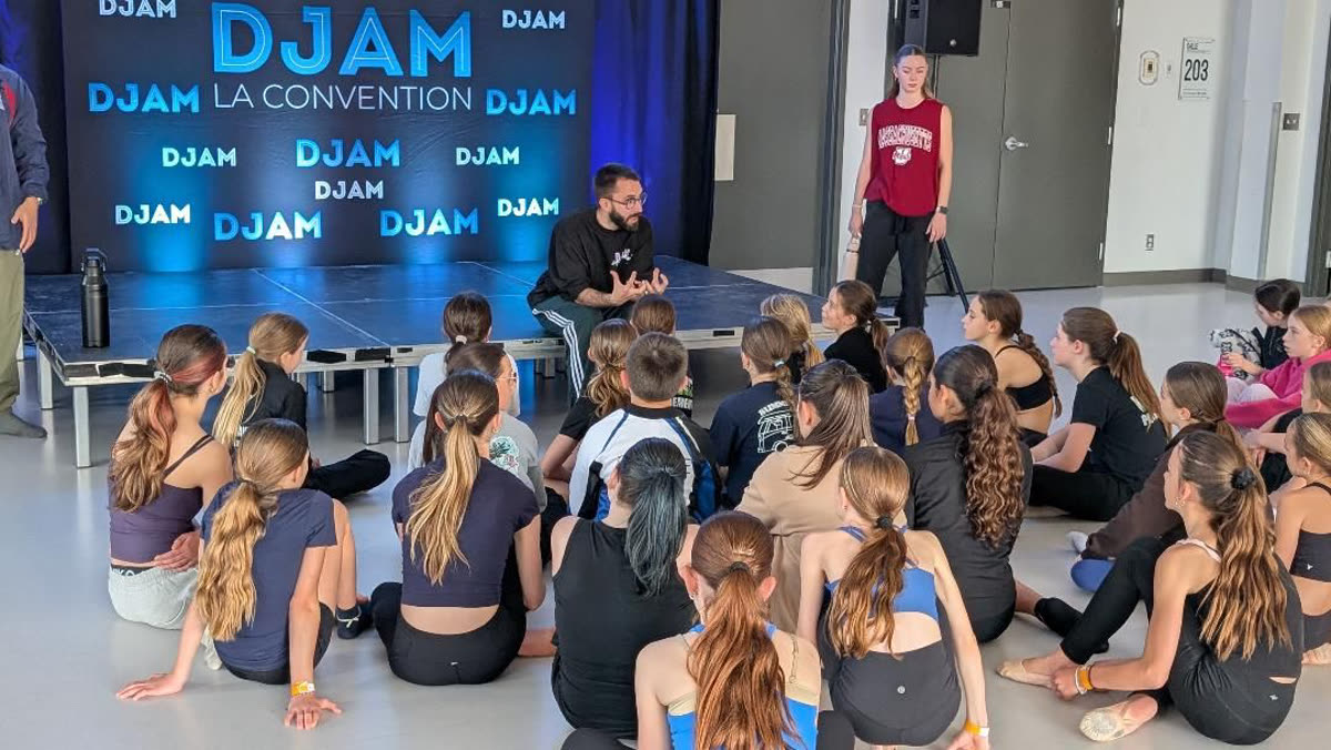 Les jeunes de DJAM Junior assis au sol avec leur chorégraphe